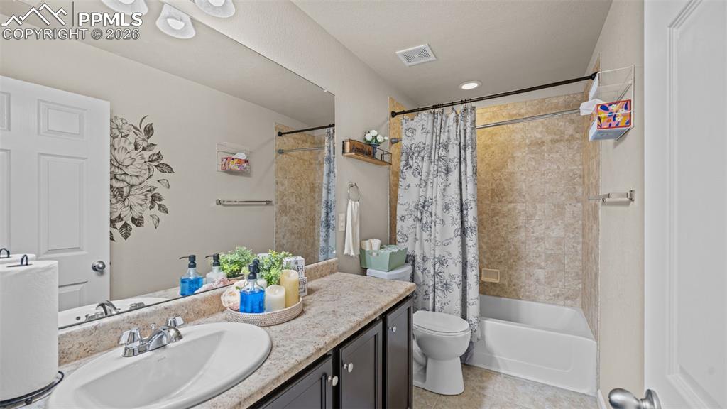 Image 16 of 40: Bathroom