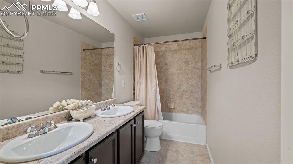 Image 19 of 40: Bathroom