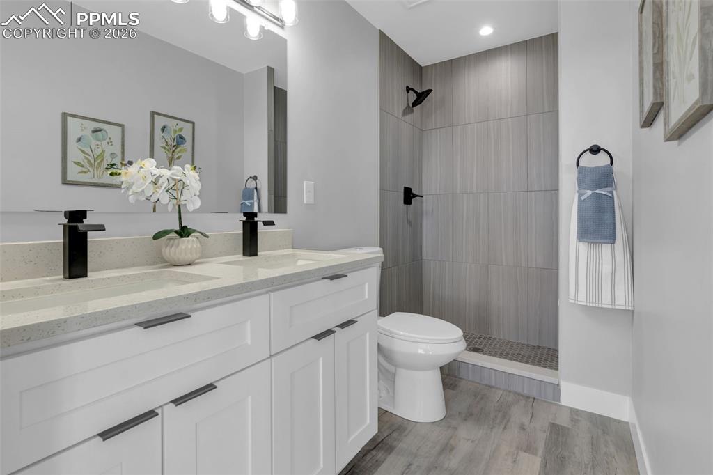 Image 14 of 19: Bathroom