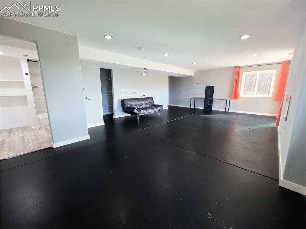 Image 12 of 24: Garage