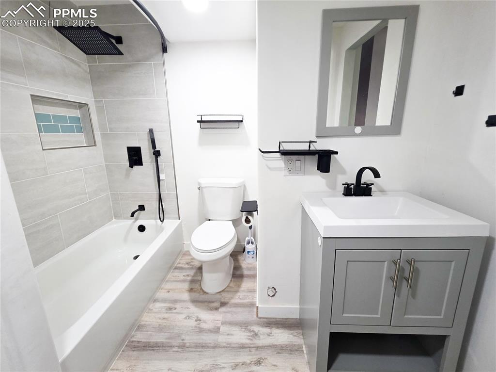 Image 14 of 24: Bathroom