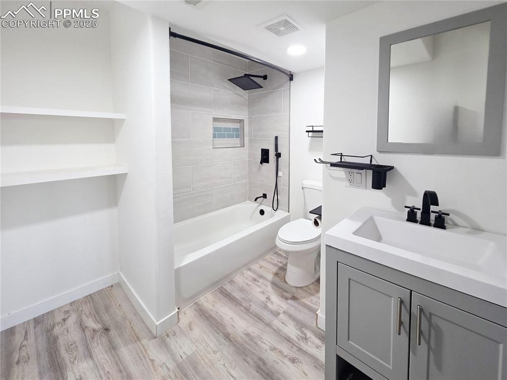 Image 15 of 24: Bathroom