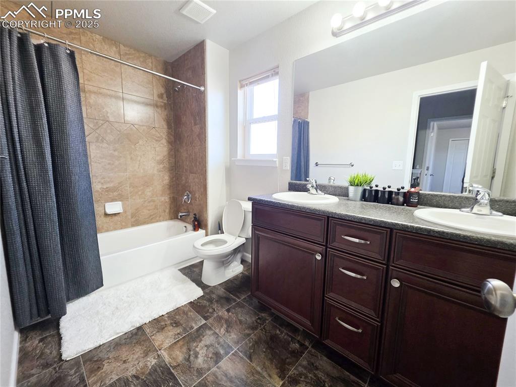 Image 17 of 24: Bathroom