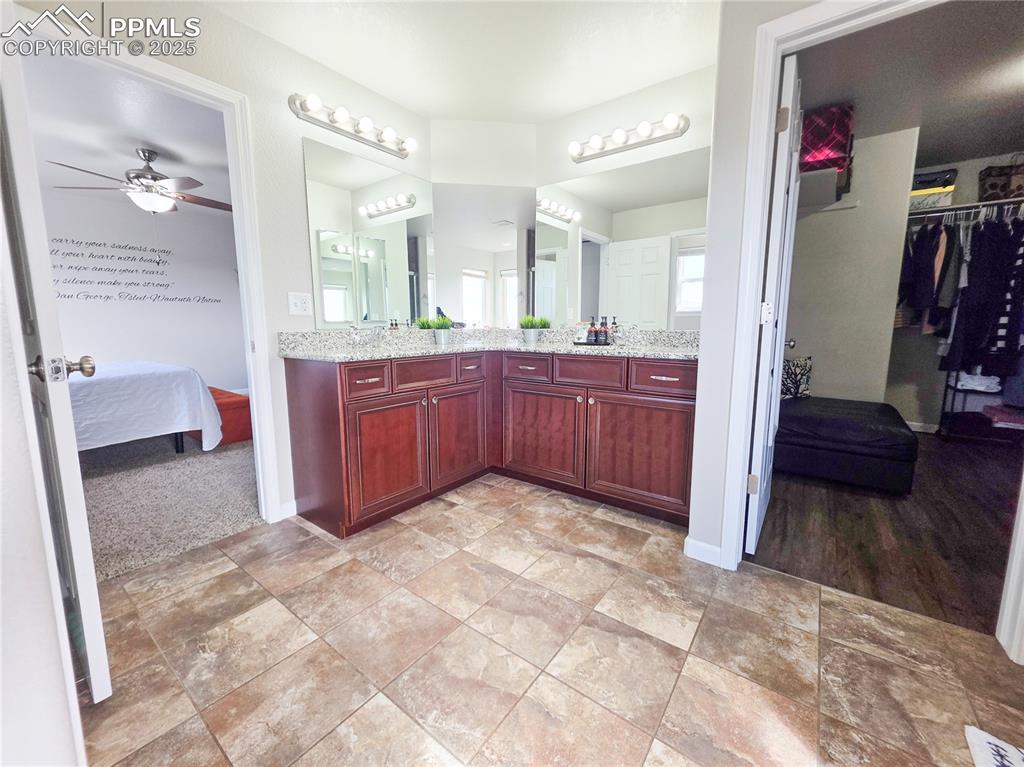 Image 22 of 24: Bathroom