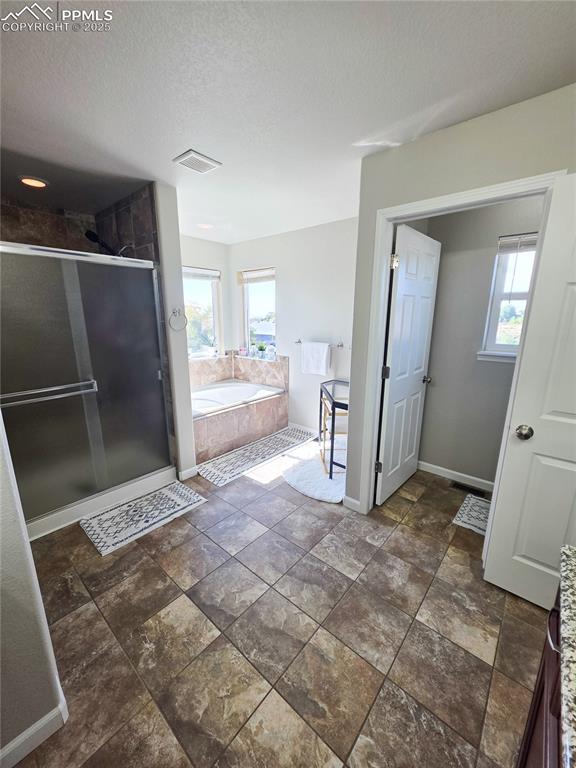 Image 23 of 24: Bathroom