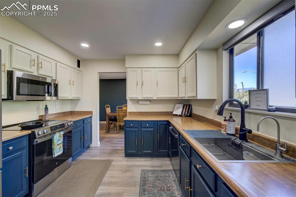 Image 12 of 30: Kitchen