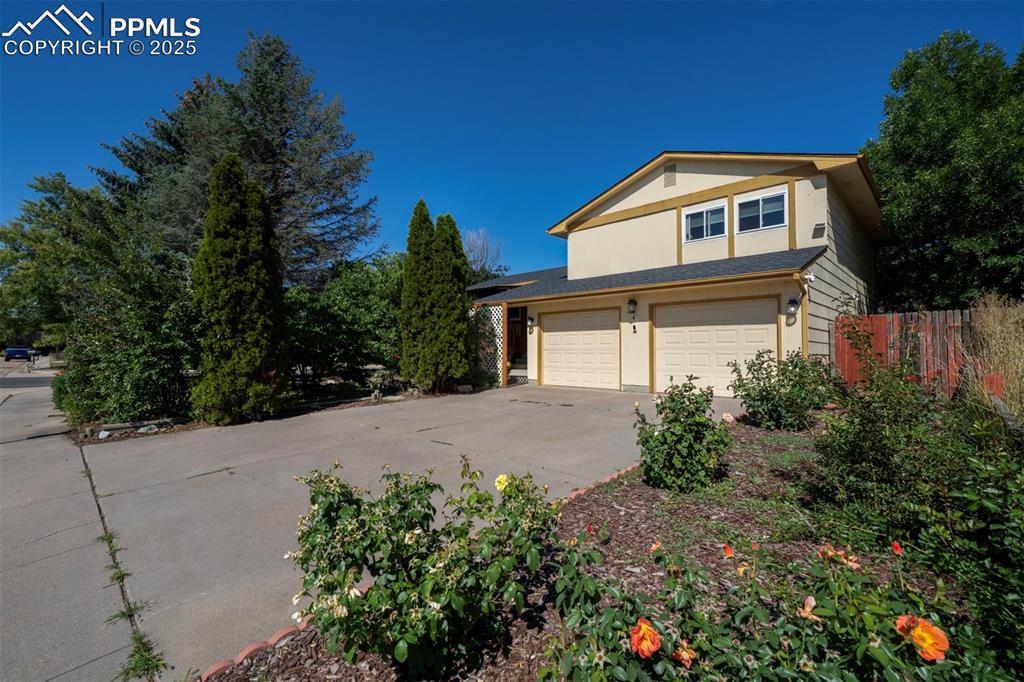 Image 3 of 30: Front of Structure