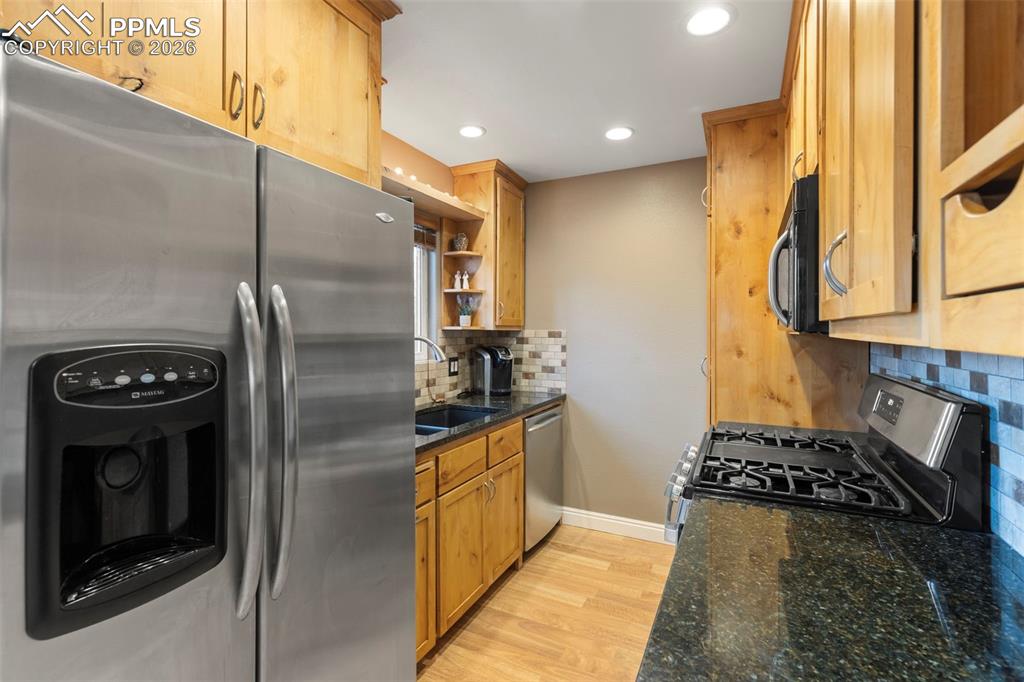 Image 13 of 50: Kitchen