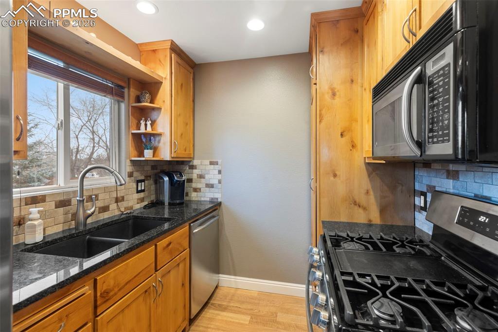 Image 14 of 50: Kitchen