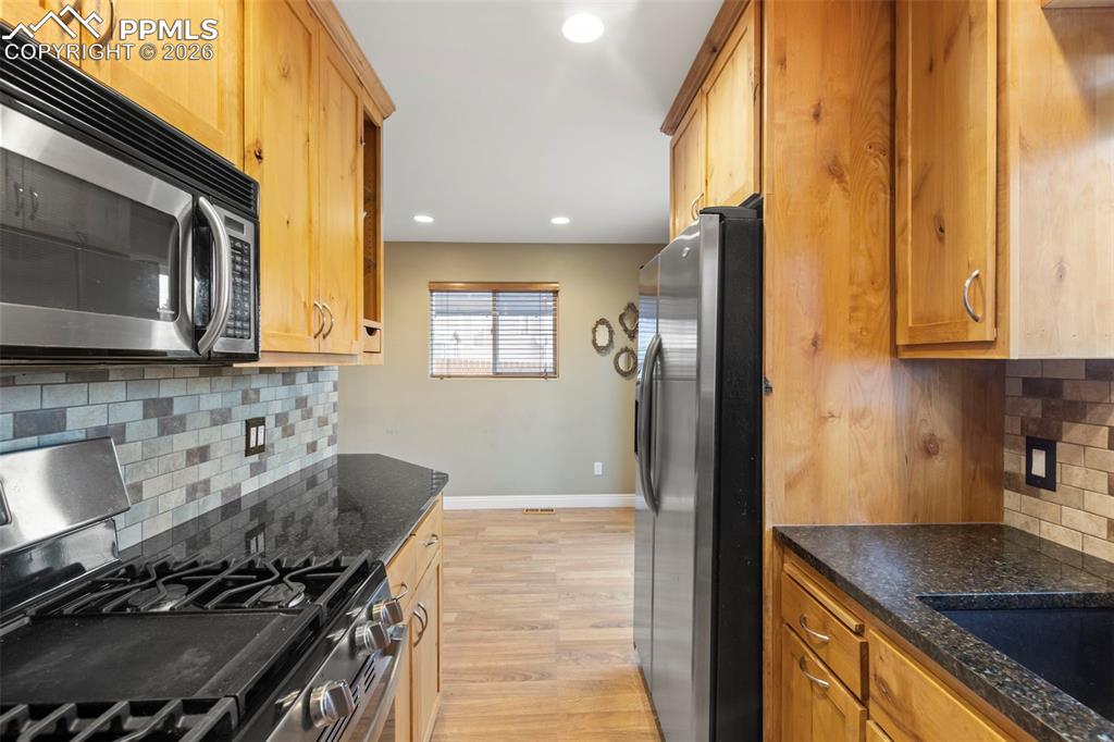 Image 15 of 50: Kitchen