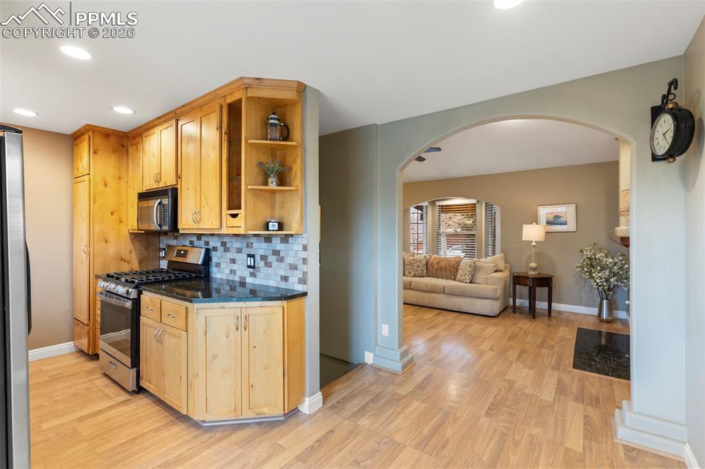 Image 16 of 50: Kitchen