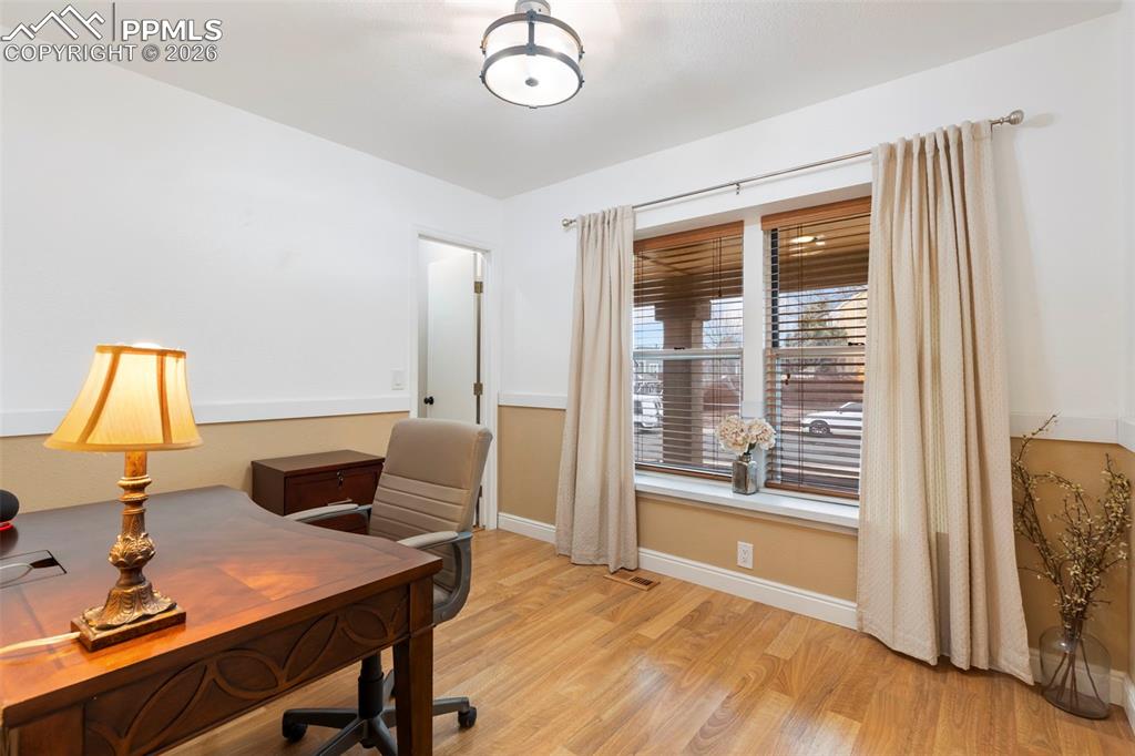 Image 17 of 50: Bedroom