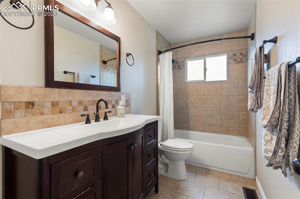 Image 19 of 50: Bathroom