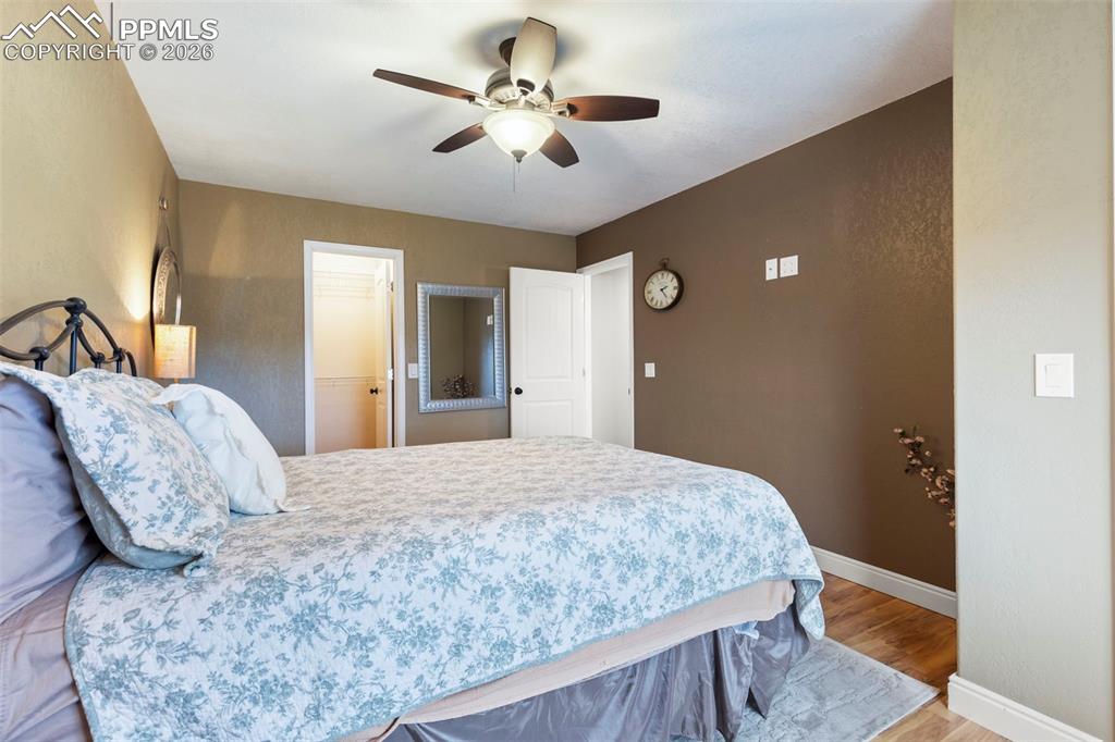 Image 22 of 50: Bedroom