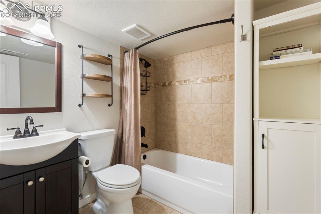 Image 24 of 50: Bathroom