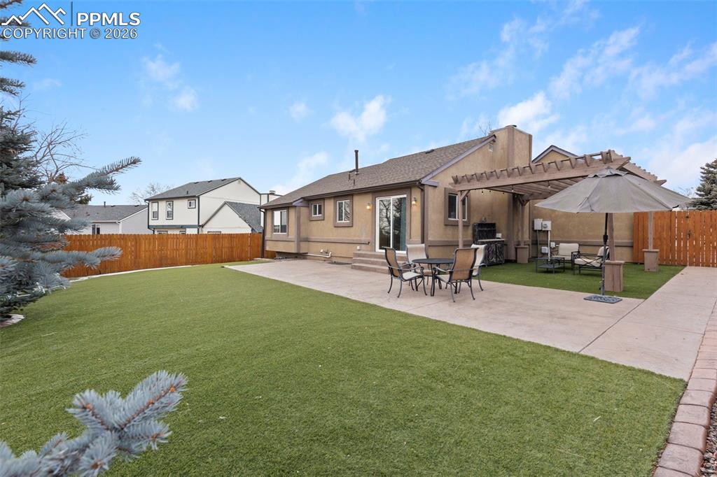 Image 41 of 50: Yard