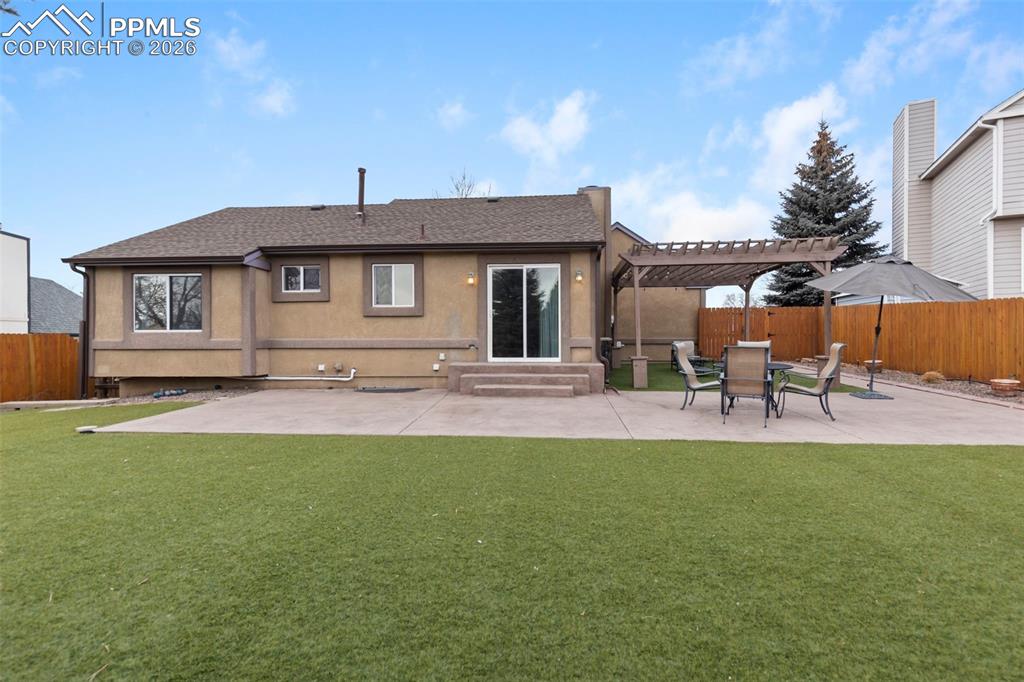 Image 42 of 50: Yard