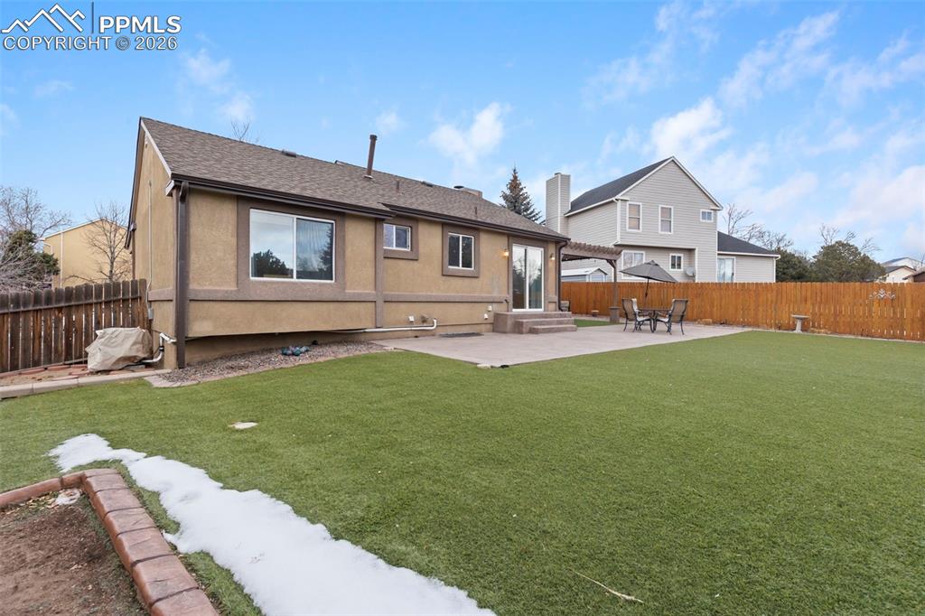 Image 44 of 50: Yard