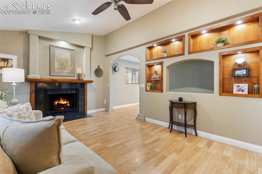 Image 7 of 50: Living Room