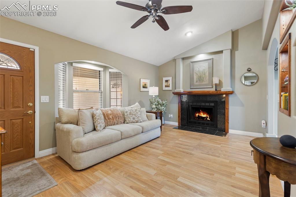 Image 8 of 50: Living Room