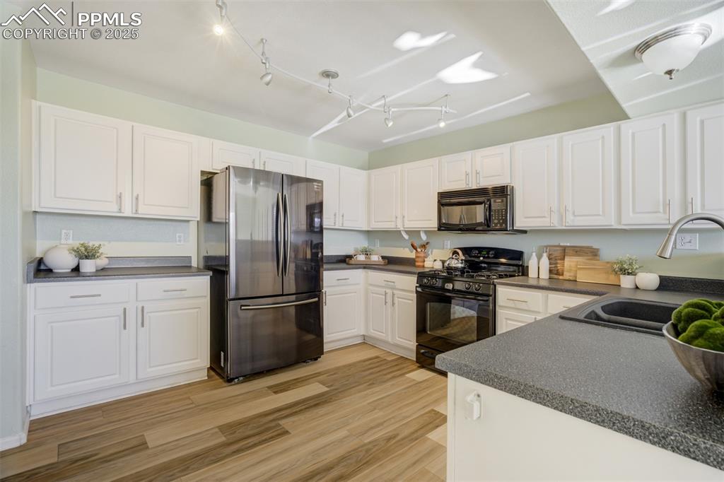 Image 10 of 43: Kitchen