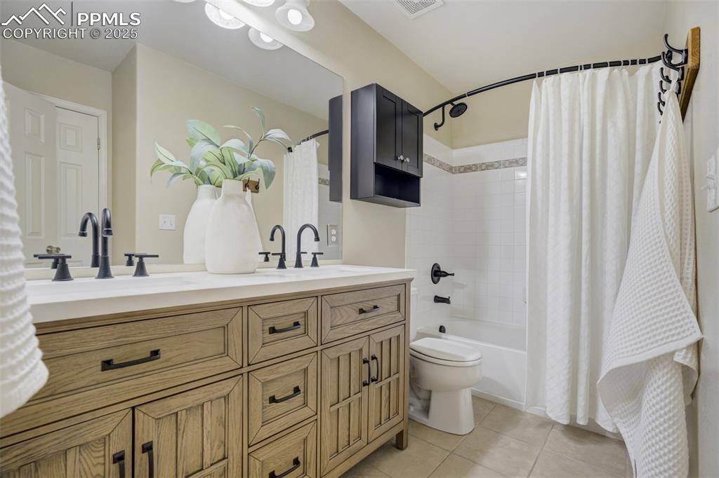 Image 19 of 43: Bathroom