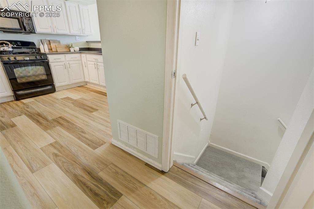 Image 20 of 43: Kitchen