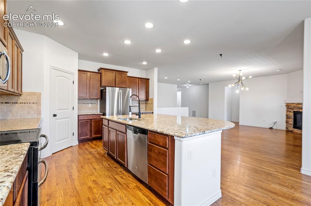 Image 10 of 50: Kitchen