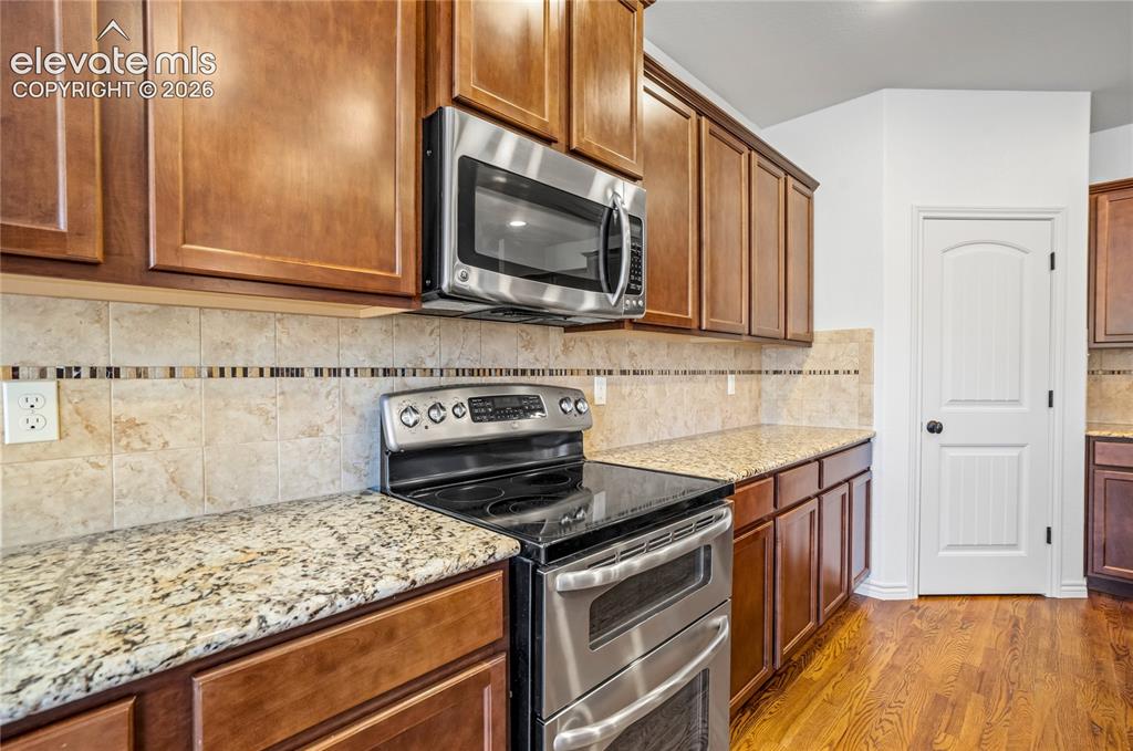 Image 11 of 50: Kitchen
