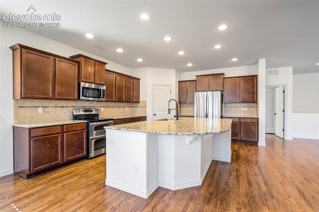 Image 9 of 50: Kitchen
