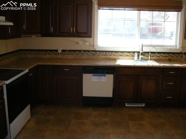 Image 10 of 35: Kitchen