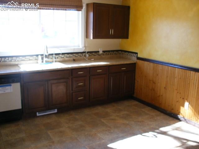 Image 11 of 35: Kitchen