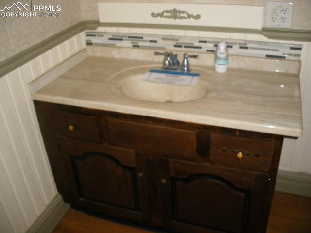 Image 16 of 35: Bathroom