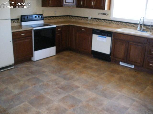 Image 5 of 35: Kitchen