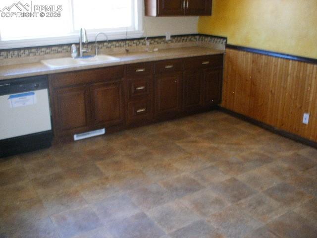 Image 7 of 35: Kitchen