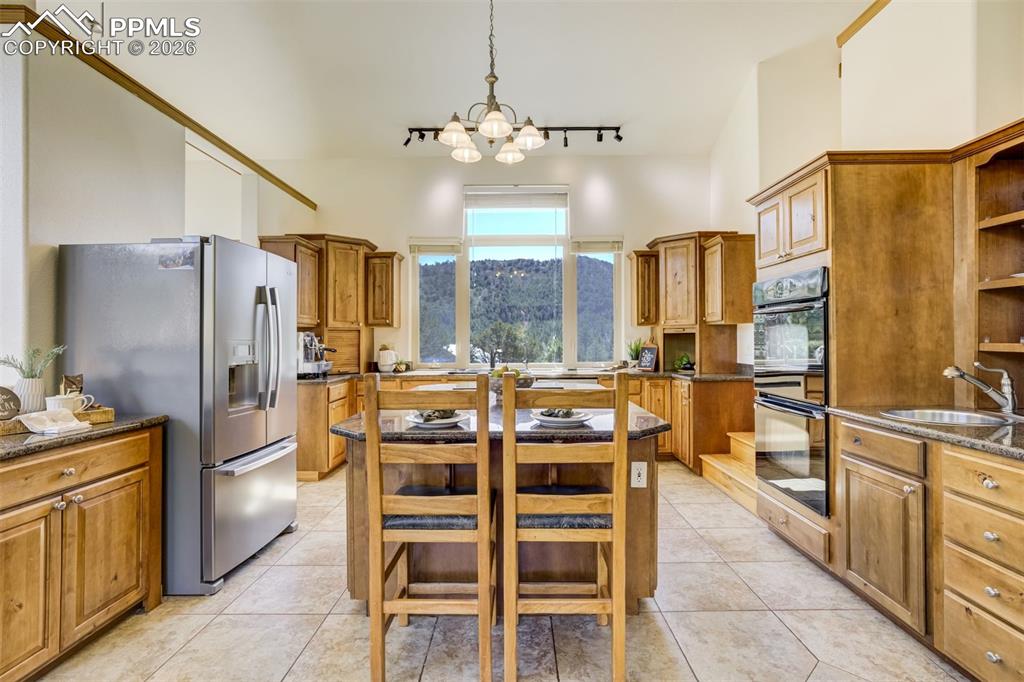 Image 13 of 50: Kitchen