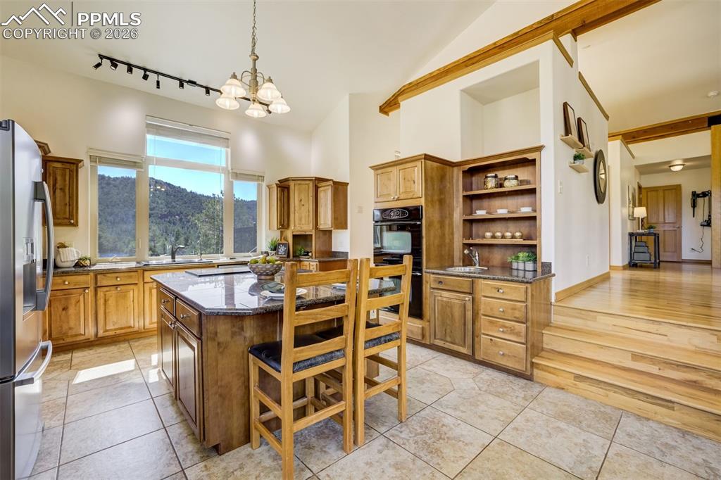 Image 13 of 50: Kitchen