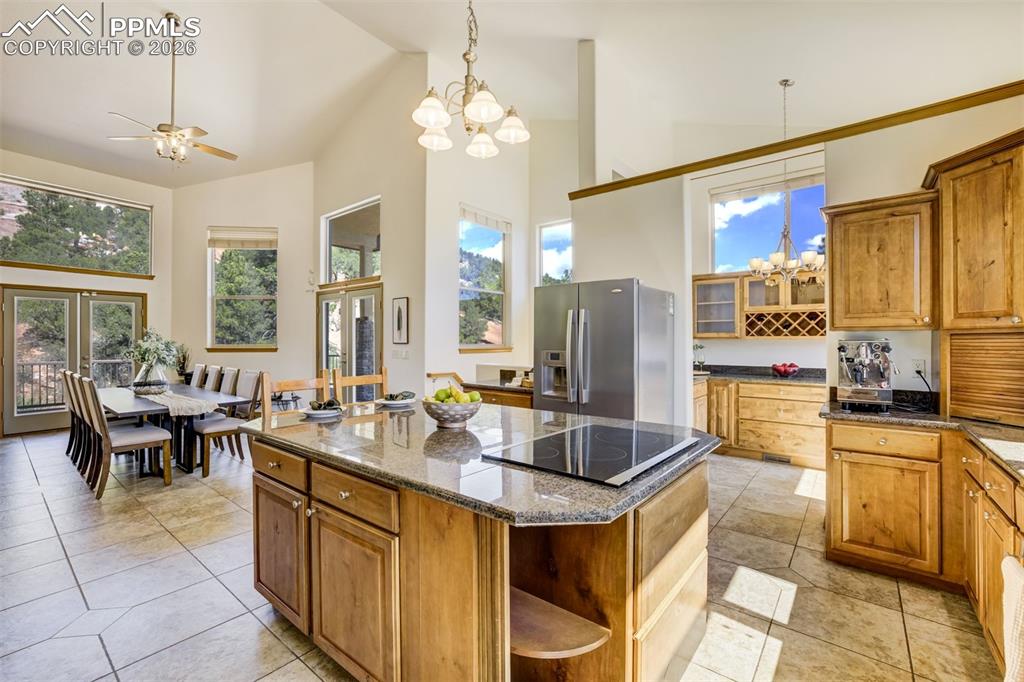 Image 15 of 50: Kitchen