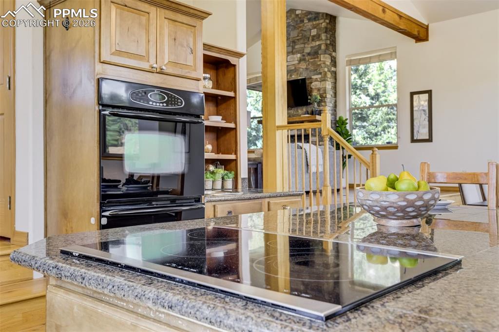 Image 15 of 50: Kitchen