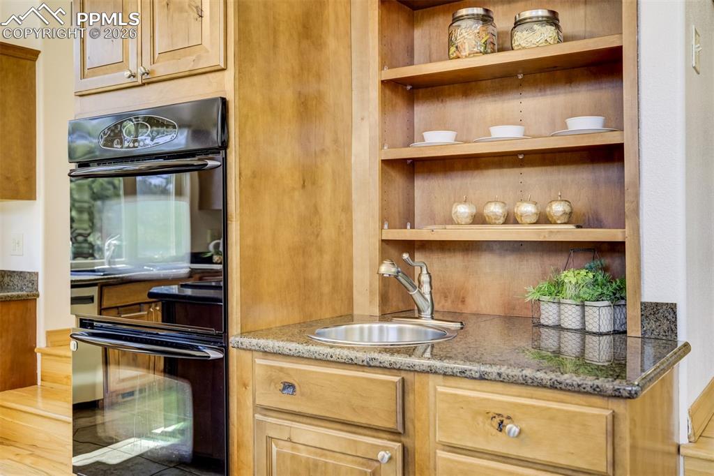 Image 16 of 50: Kitchen