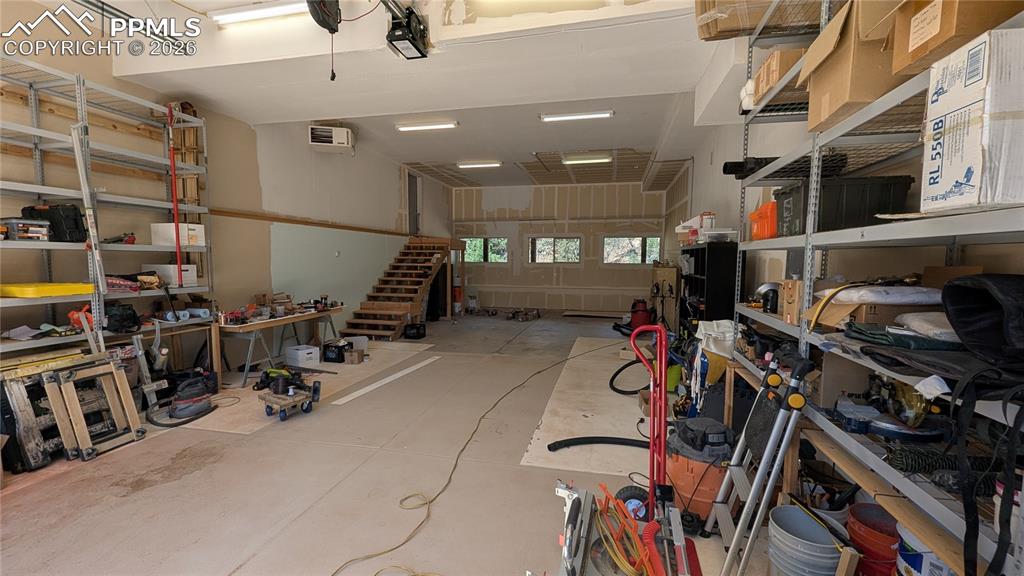 Image 41 of 50: Garage