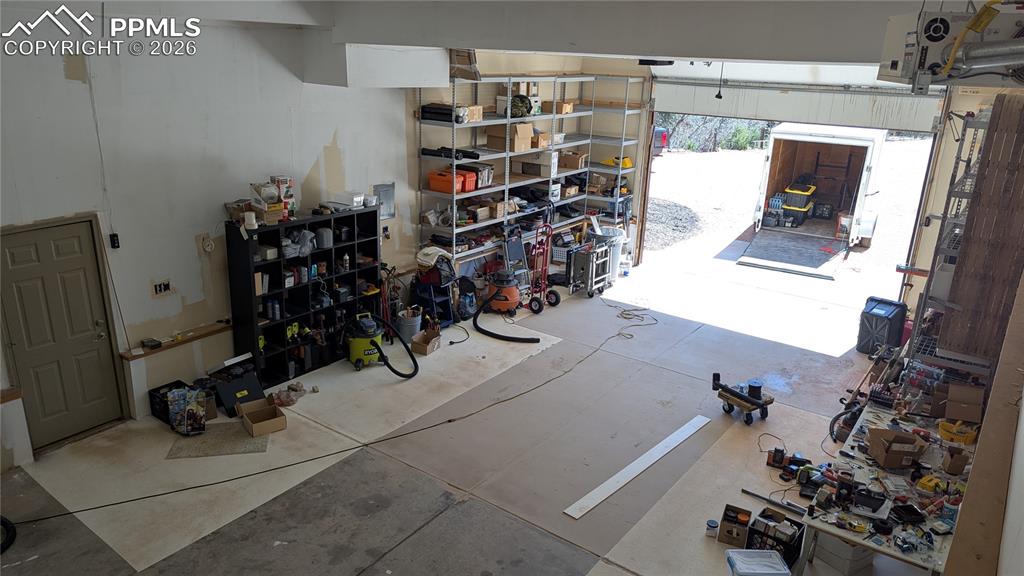 Image 43 of 50: Garage