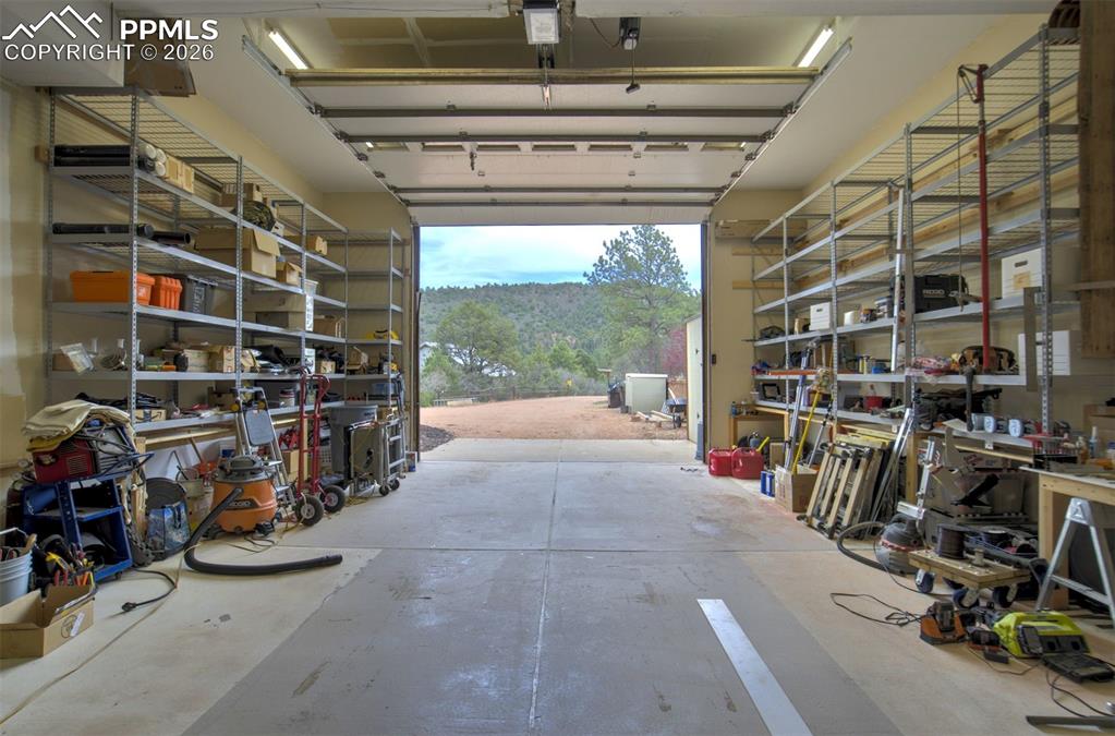 Image 47 of 50: Garage