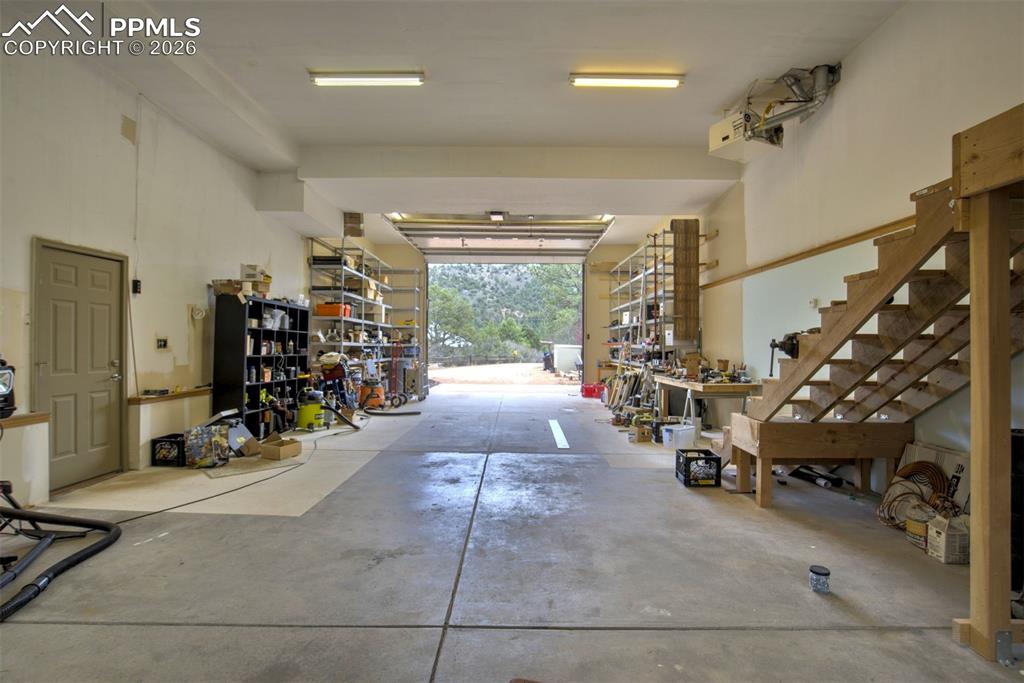 Image 48 of 50: Garage