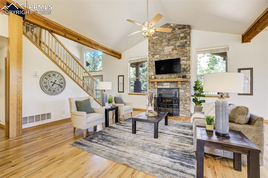 Image 5 of 50: Living Room