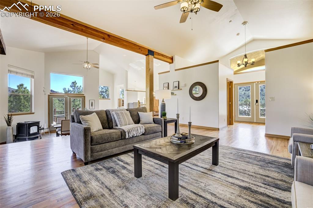 Image 7 of 50: Living Room