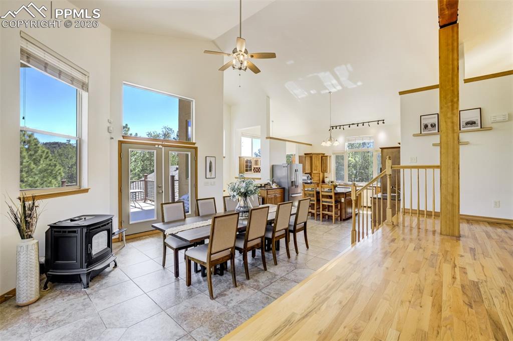 Image 8 of 50: Dining Area