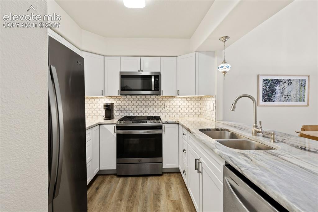Image 14 of 28: Kitchen