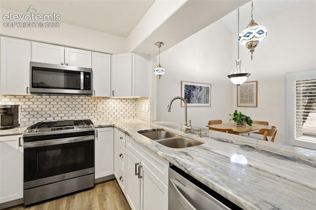 Image 15 of 28: Kitchen