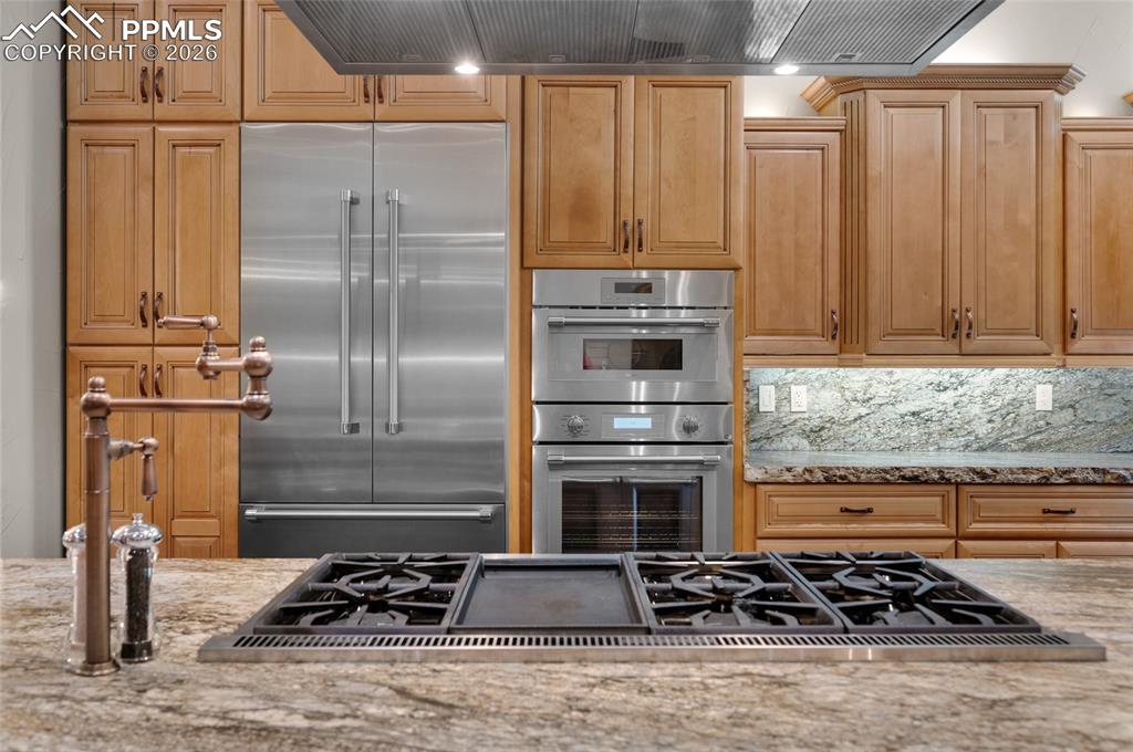 Image 22 of 48: Kitchen